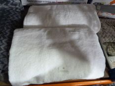 *2 White Bath Towels