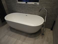 *Acrylic Slipper Bath with Contemporary Style Floor Standing Pillar Tap