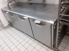 1 x Williams 3-Door Crystal Refrigerated Bakery Counter Unit - HCC3-400U - Dimensions: W209 x H86.