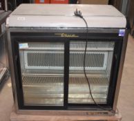 1 x True Two Door Bottle Cooler With Sliding Doors - 240v - Ref: Ma558 WH2 - CL669 - Location: