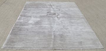 1 x PORADA 'Berry' Luxurious Rug in a Silver Tone *NO RESERVE* Dimensions (approx): 200x300cm - Ref: