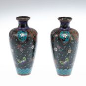Paar kleine Cloisonné-Vasen, Japan um 1900