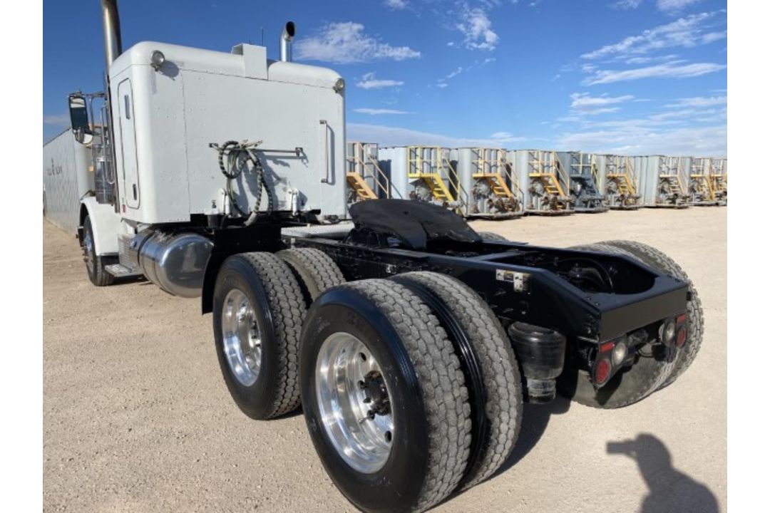 2015 Peterbilt 389 Flattop VIN: 1XPXD49X9FD279216 Odometer States: 226564 C - Image 4 of 9