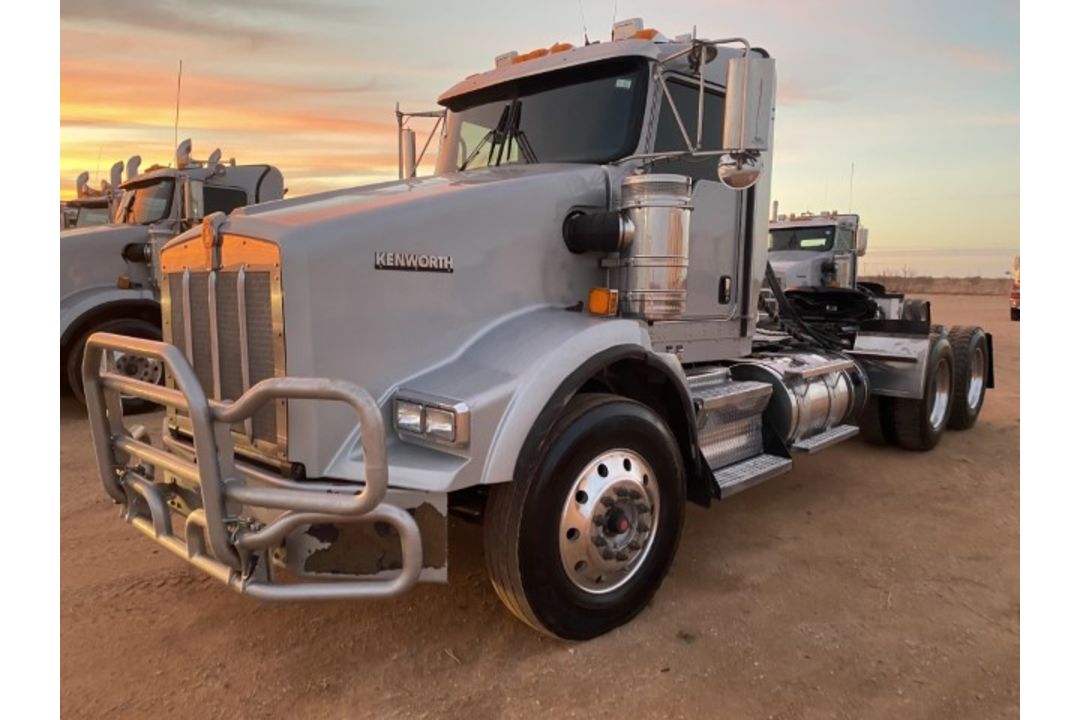 2016 Kenworth T800 VIN: 3WKDD40X9GF467134 Odometer States: 394591 Color: Gr - Image 1 of 8
