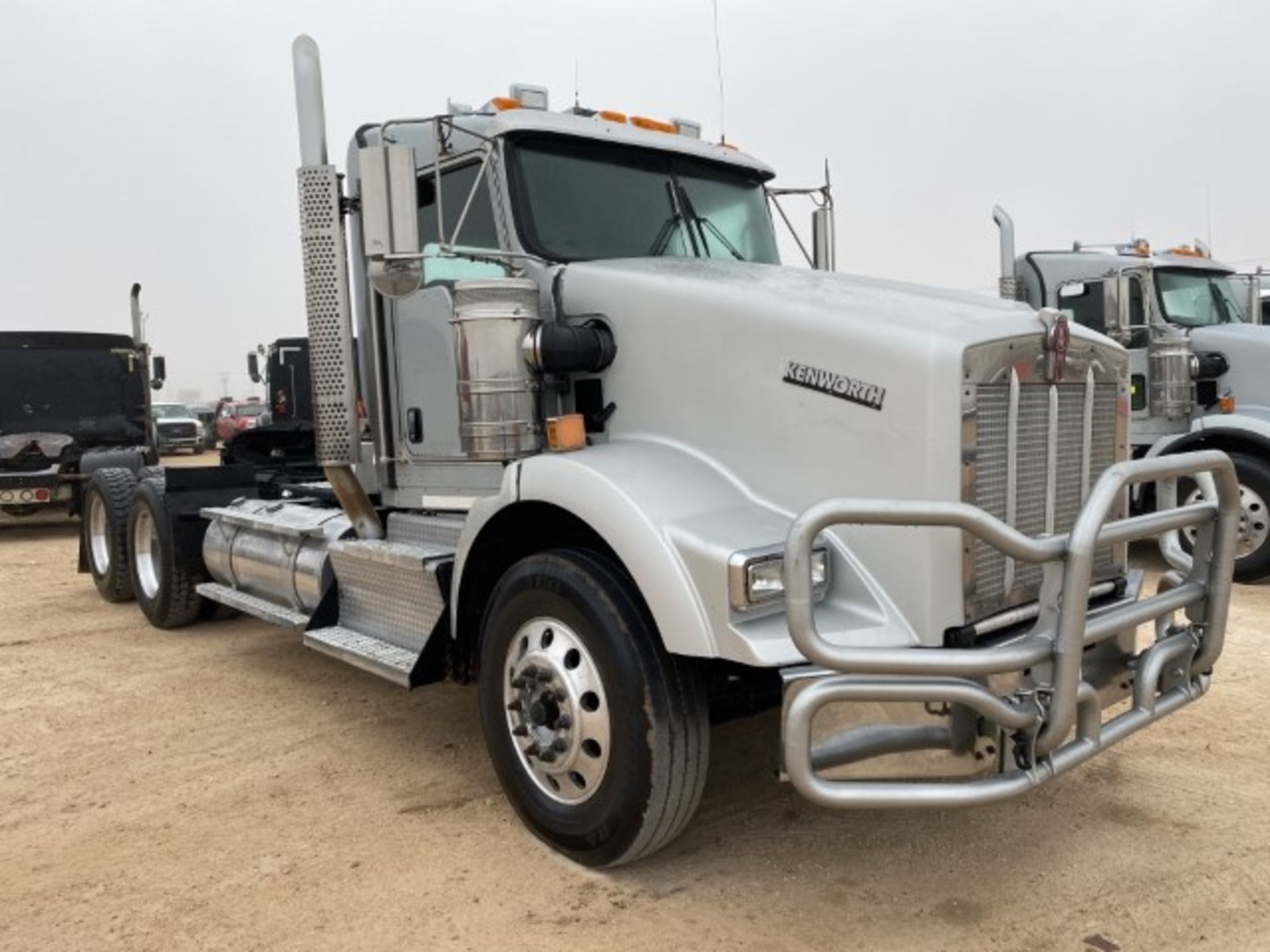 2015 Kenworth T800 VIN: 1XKDD40X6FJ467120 Odometer States: 373081 Color: Gr - Image 2 of 8