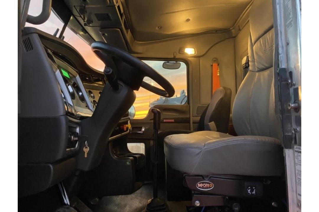 2016 Kenworth T800 VIN: 3WKDD40X9GF467134 Odometer States: 394591 Color: Gr - Image 5 of 8
