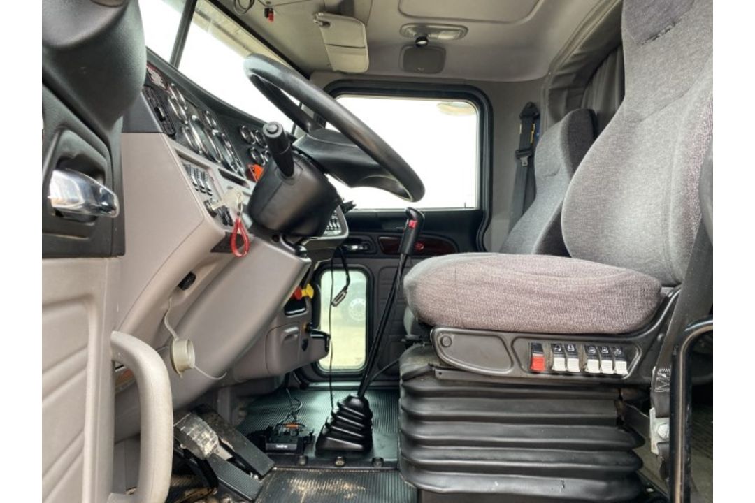 2015 Peterbilt 389 Flattop VIN: 1XPXD49X2FD268607 Odometer States: 181536 C - Image 7 of 9