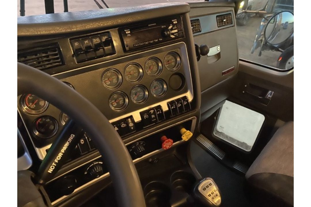 2016 Kenworth T800 VIN: 3WKDD40X9GF467134 Odometer States: 394591 Color: Gr - Image 6 of 8