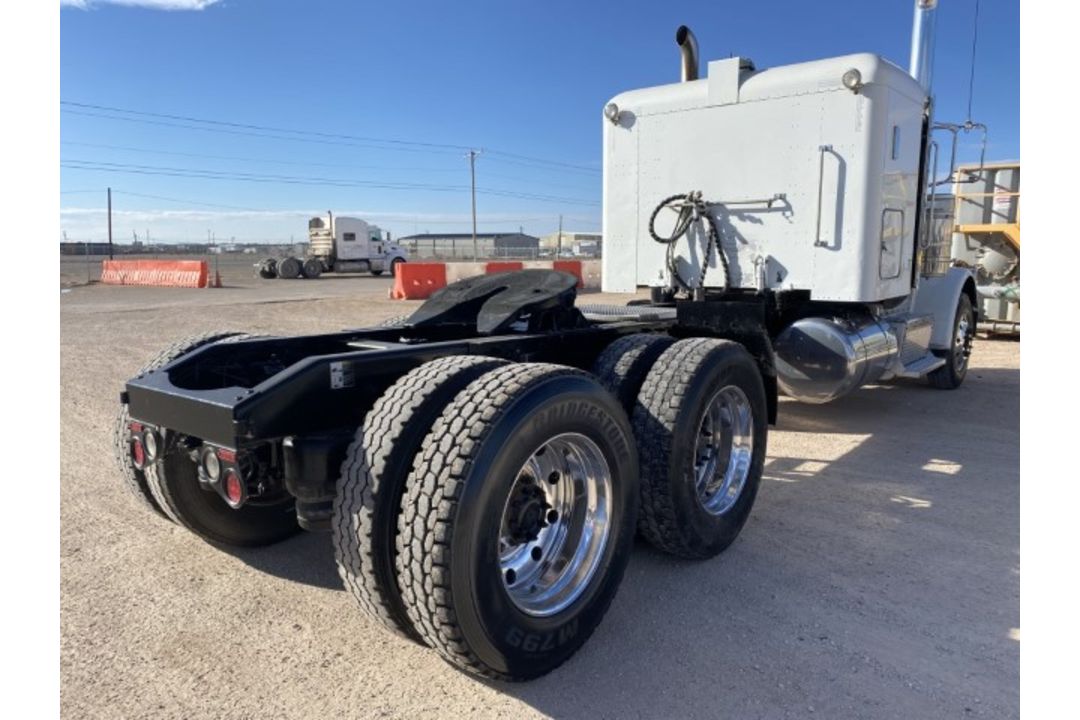 2015 Peterbilt 389 Flattop VIN: 1XPXD49X9FD279216 Odometer States: 226564 C - Image 3 of 9