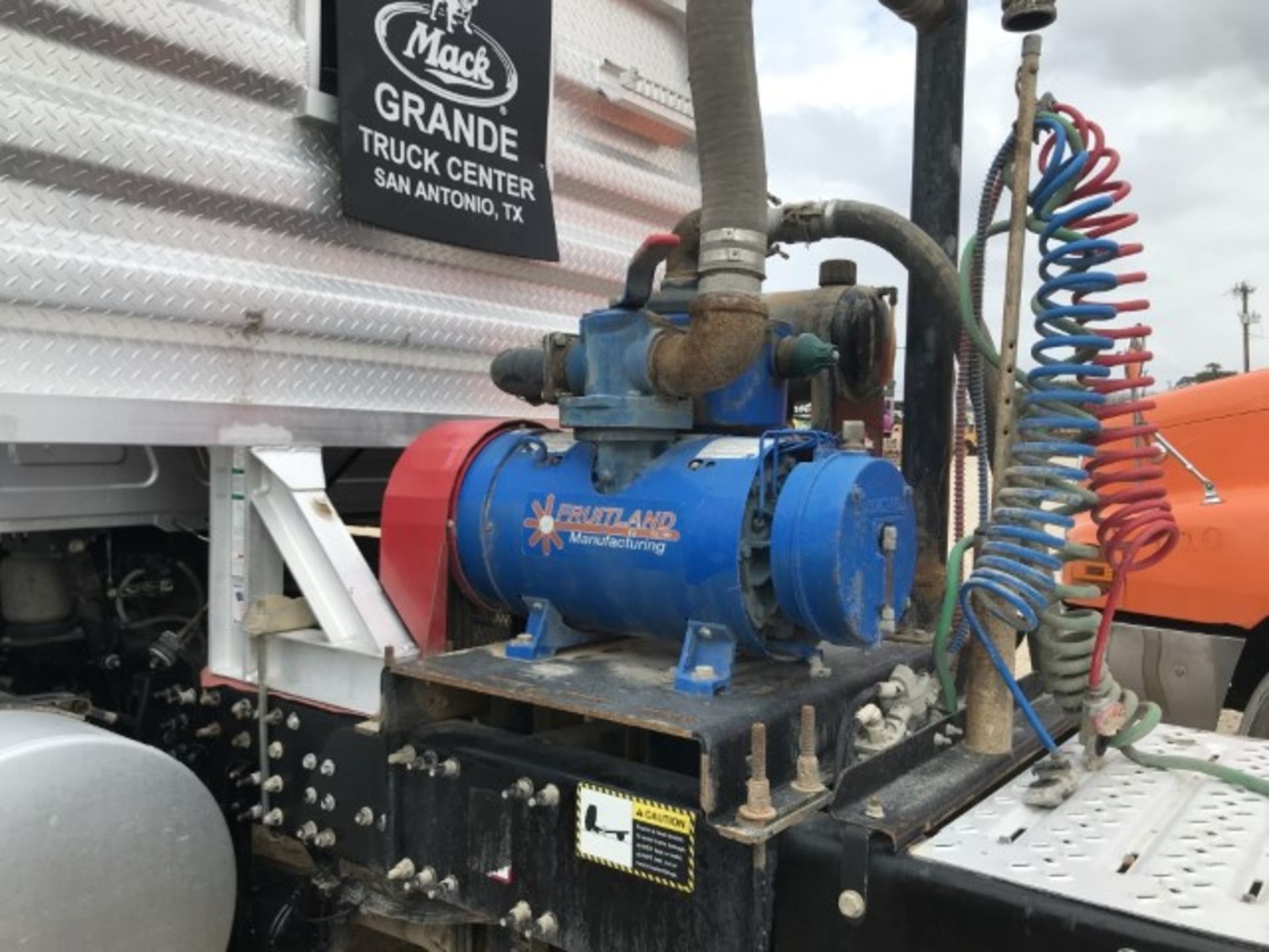 2018 Mack CHU613 VIN: 1M1AN07Y4JM027679 Odometer States: 116,434 Color: Gra - Image 5 of 8