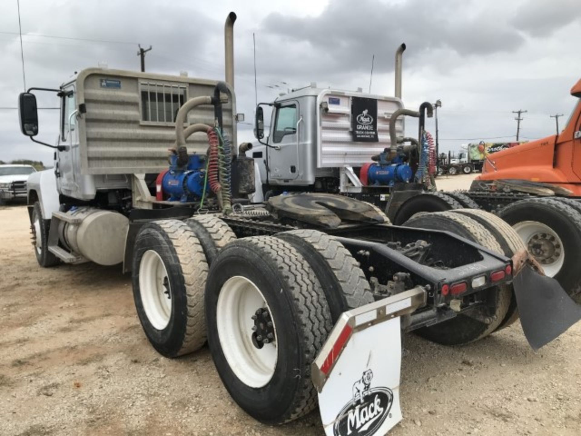 2018 Mack CHU613 VIN: 1M1AN07Y8JM028401 Odometer States: 127,183 Color: Gra - Image 4 of 8