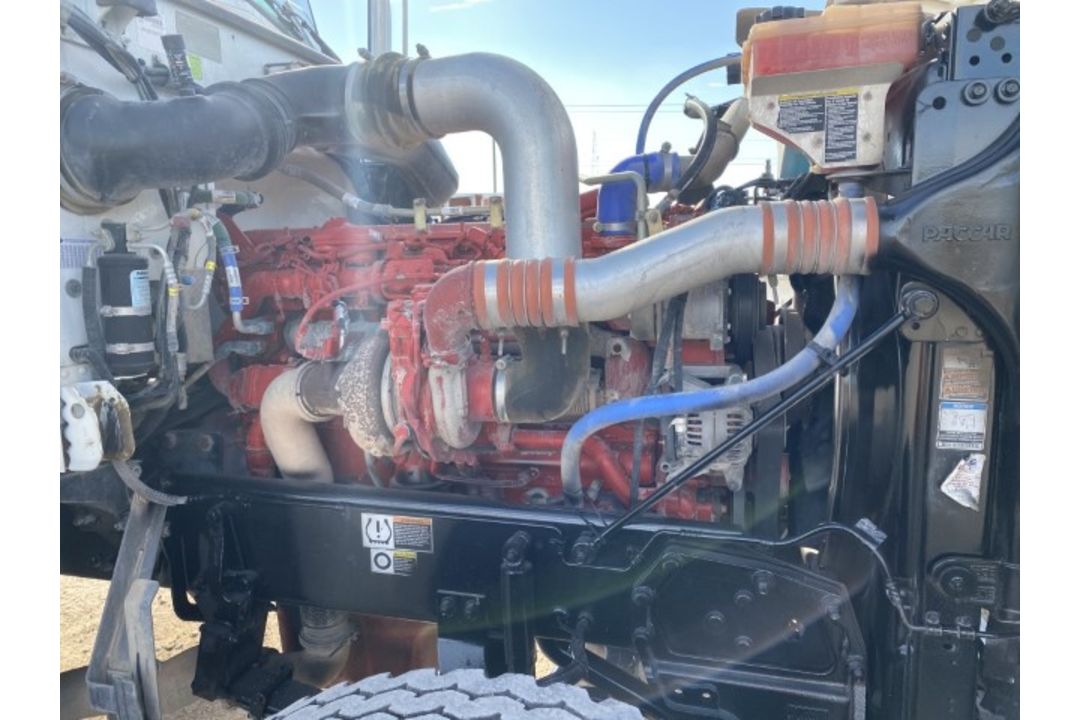 2015 Peterbilt 389 Flattop VIN: 1XPXD49X9FD279216 Odometer States: 226564 C - Image 5 of 9