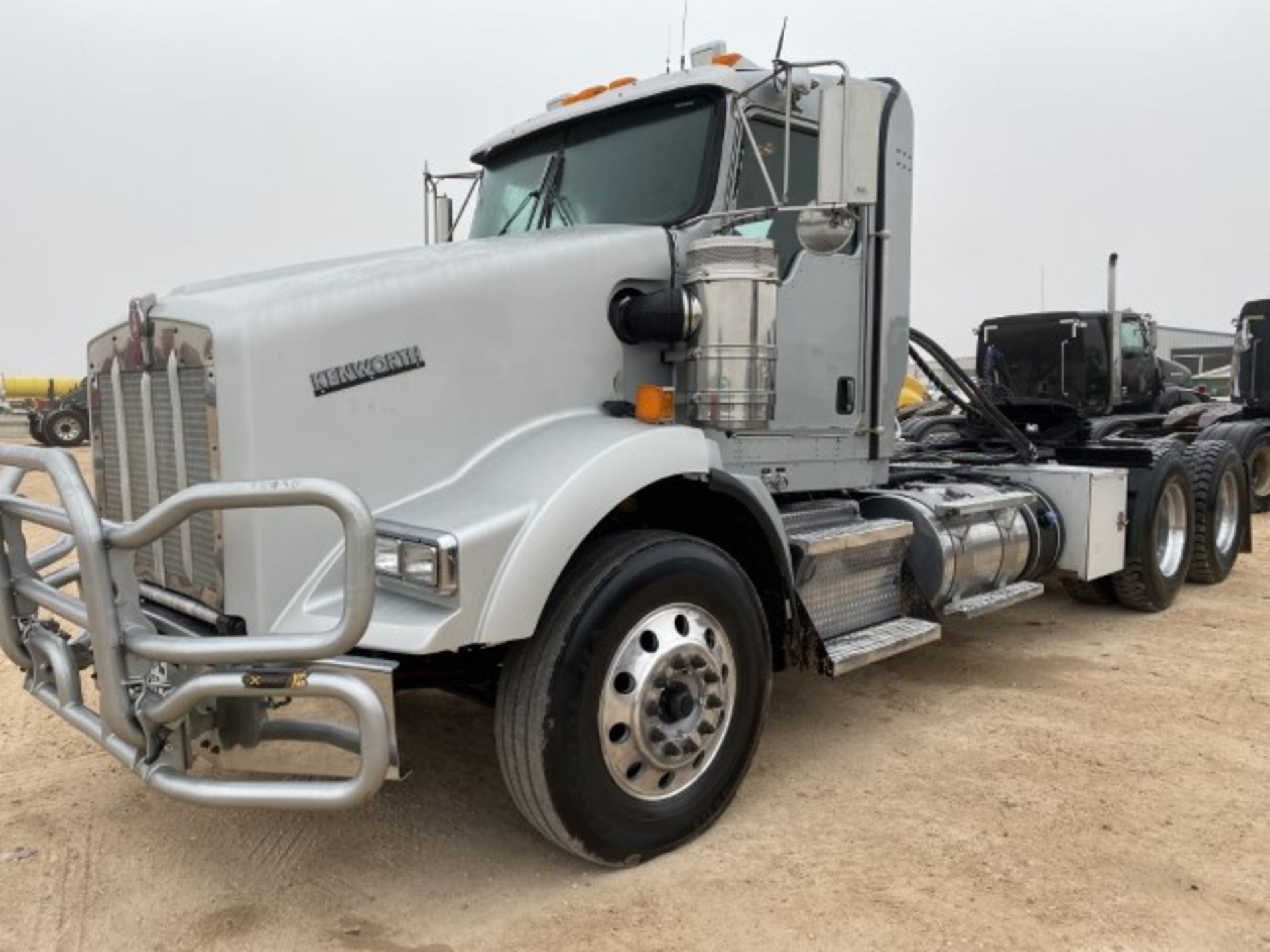 2015 Kenworth T800 VIN: 1XKDD40X6FJ467120 Odometer States: 373081 Color: Gr