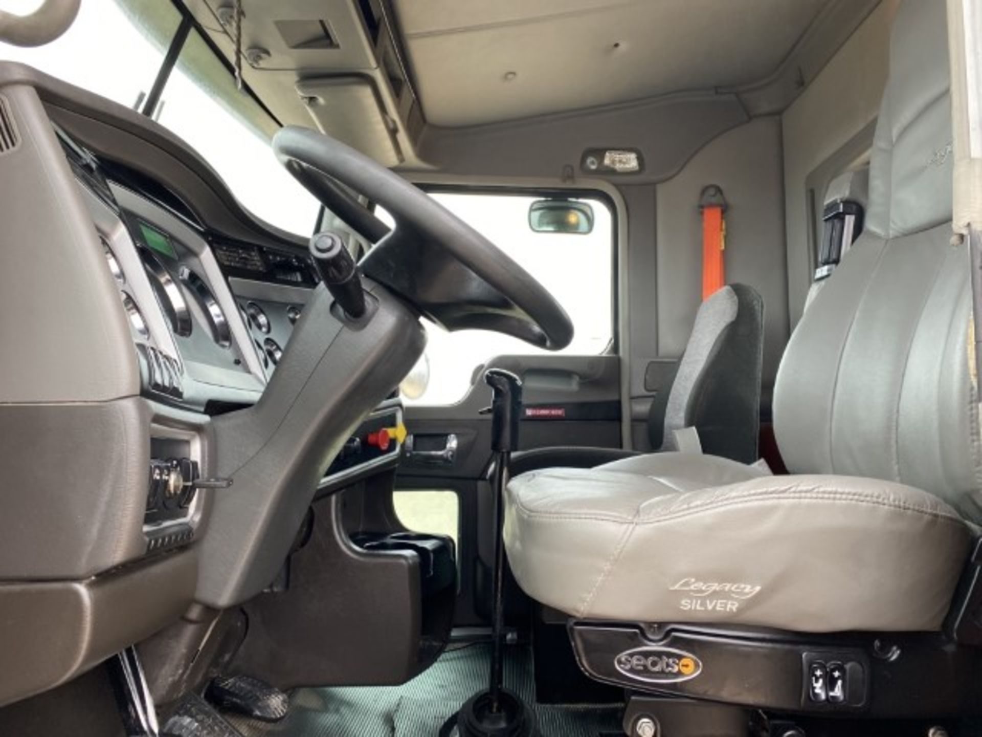 2015 Kenworth T800 VIN: 1XKDD40X6FJ467120 Odometer States: 373081 Color: Gr - Image 5 of 8