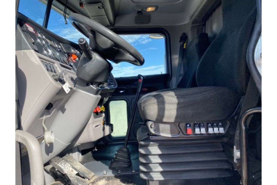2015 Peterbilt 389 Flattop VIN: 1XPXD49X9FD279216 Odometer States: 226564 C - Image 7 of 9