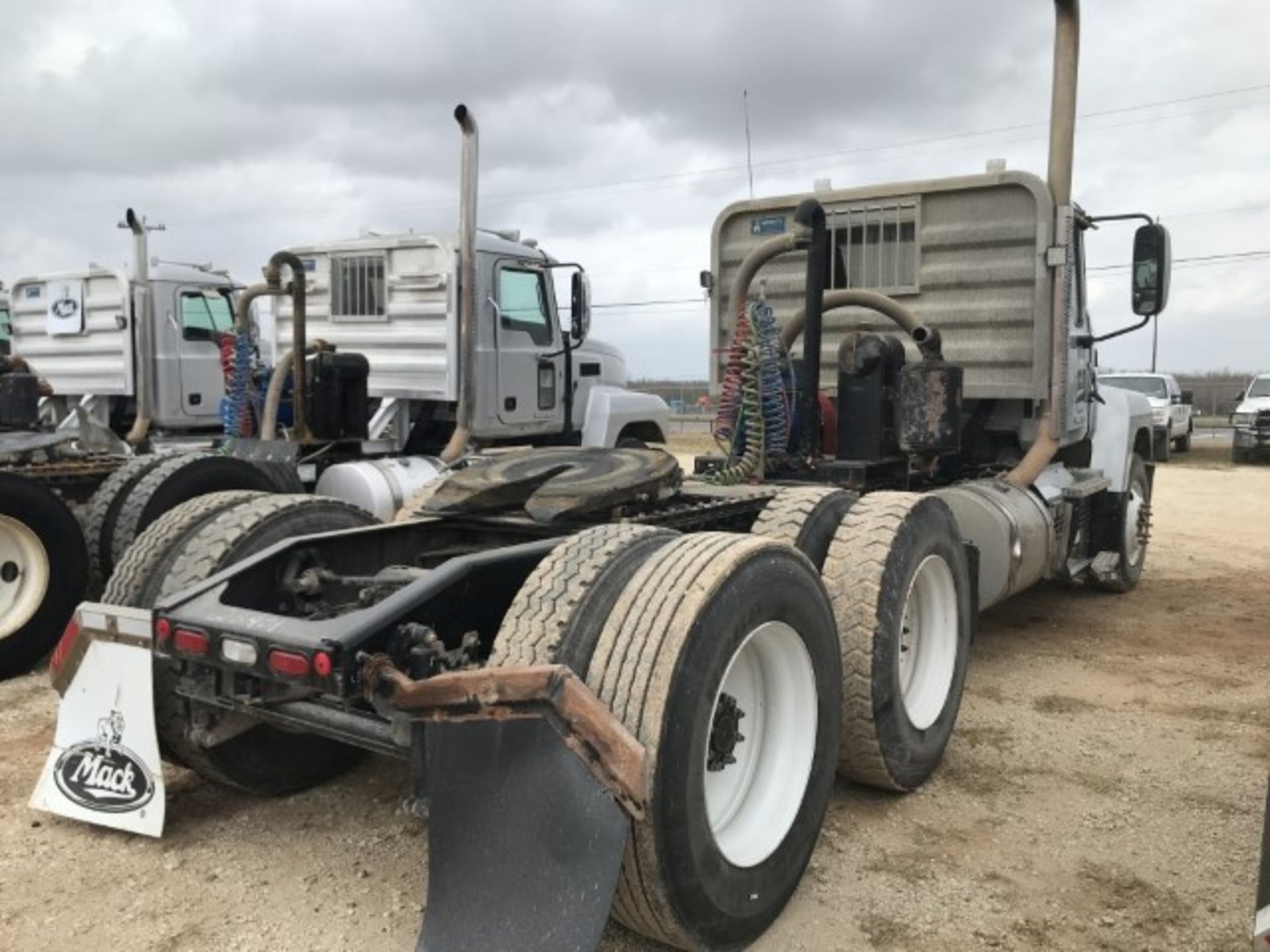 2018 Mack CHU613 VIN: 1M1AN07Y8JM028401 Odometer States: 127,183 Color: Gra - Image 3 of 8