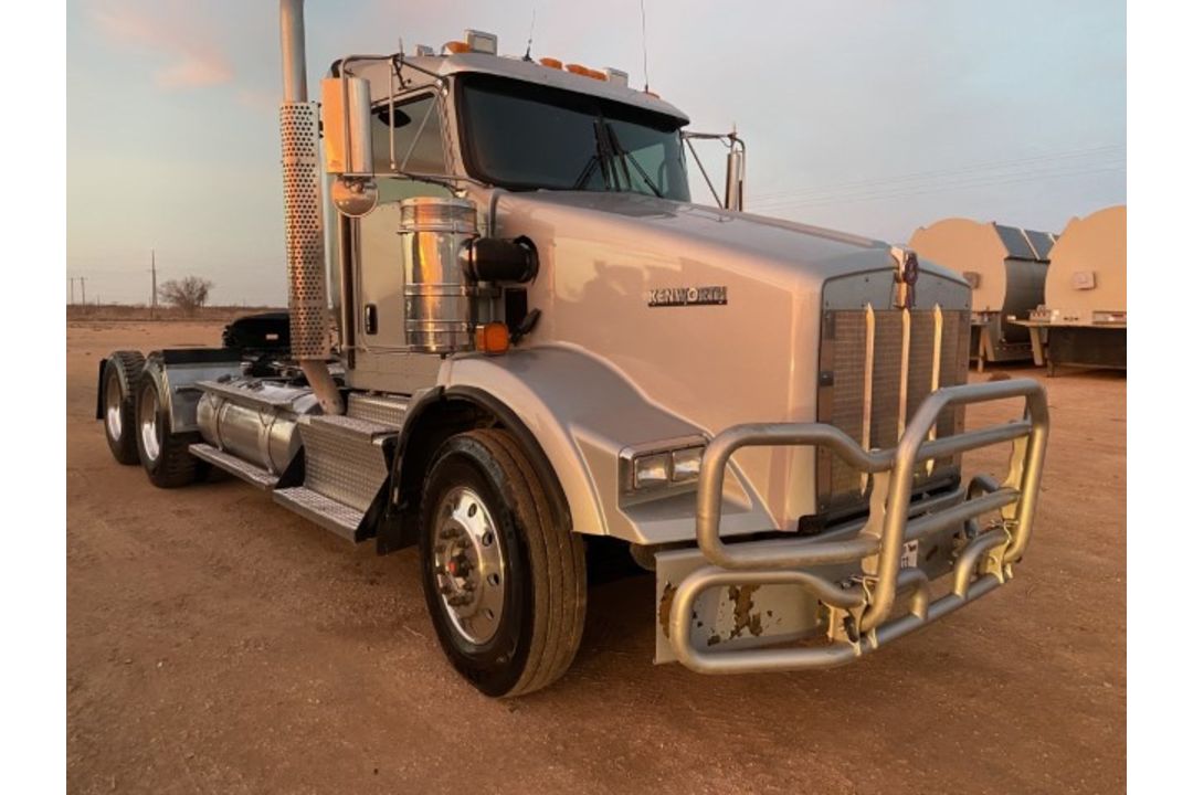 2016 Kenworth T800 VIN: 3WKDD40X9GF467134 Odometer States: 394591 Color: Gr - Image 2 of 8