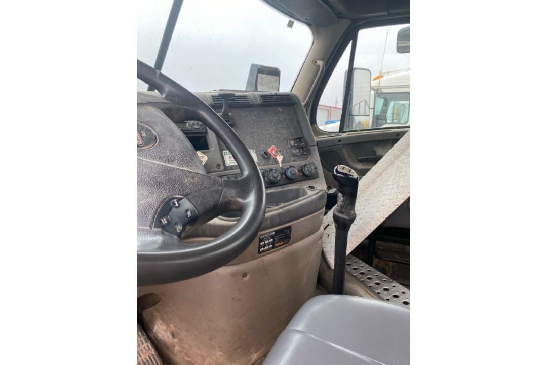 2011 Freightliner Cascadia VIN: 1FUJGEDRXBSBD8648 Odometer States: TMU Colo - Image 4 of 5