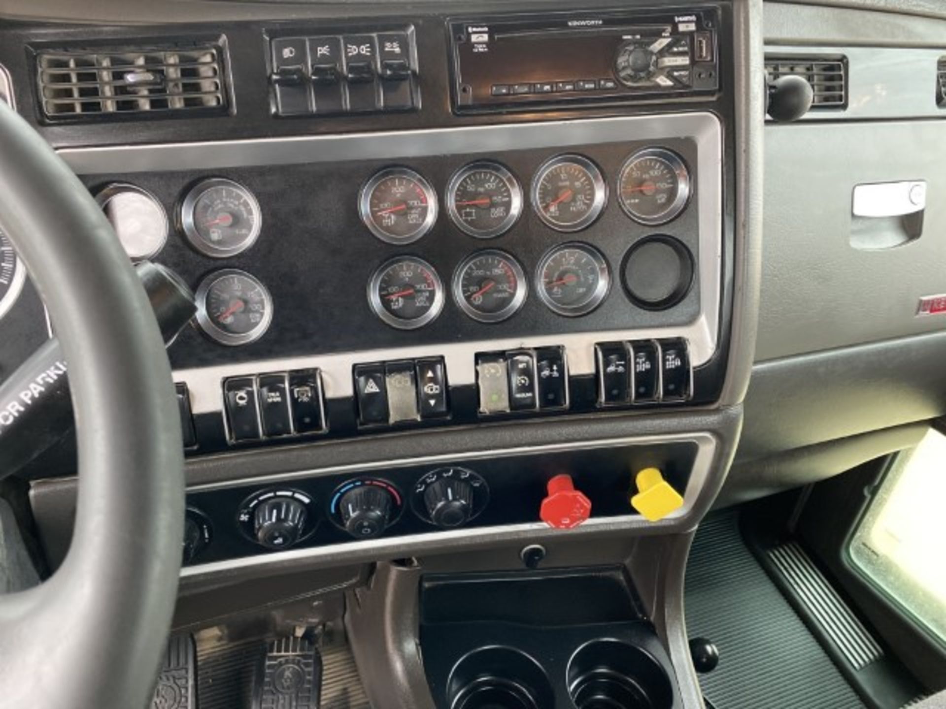 2015 Kenworth T800 VIN: 1XKDD40X6FJ467120 Odometer States: 373081 Color: Gr - Image 6 of 8