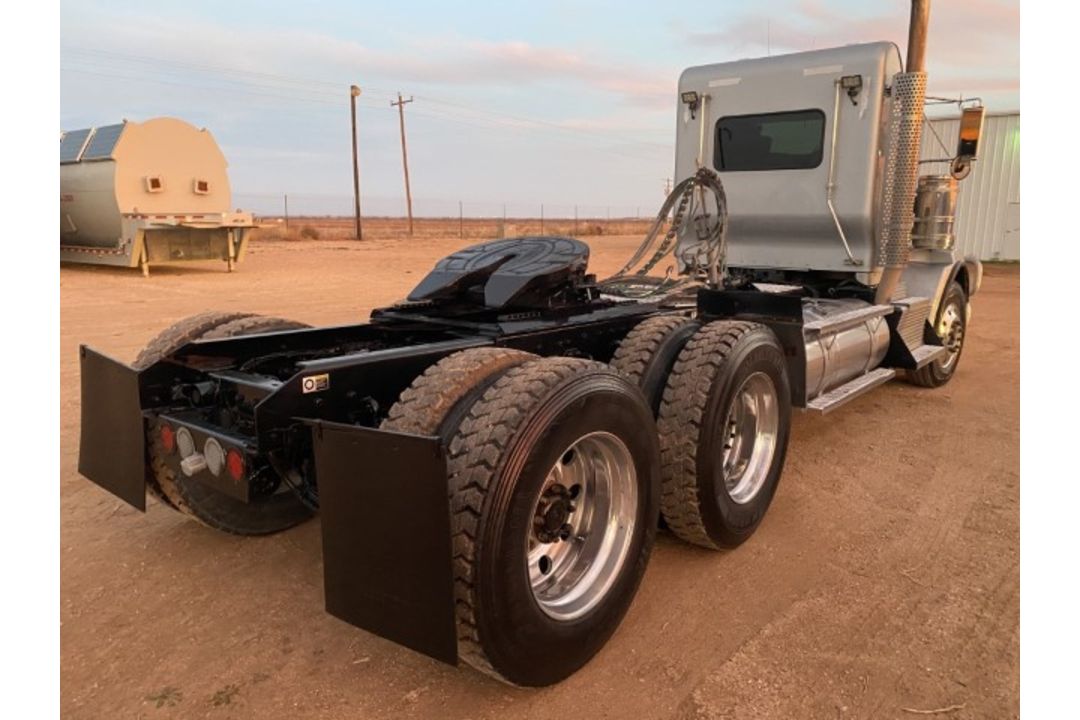 2016 Kenworth T800 VIN: 3WKDD40X9GF467134 Odometer States: 394591 Color: Gr - Image 3 of 8
