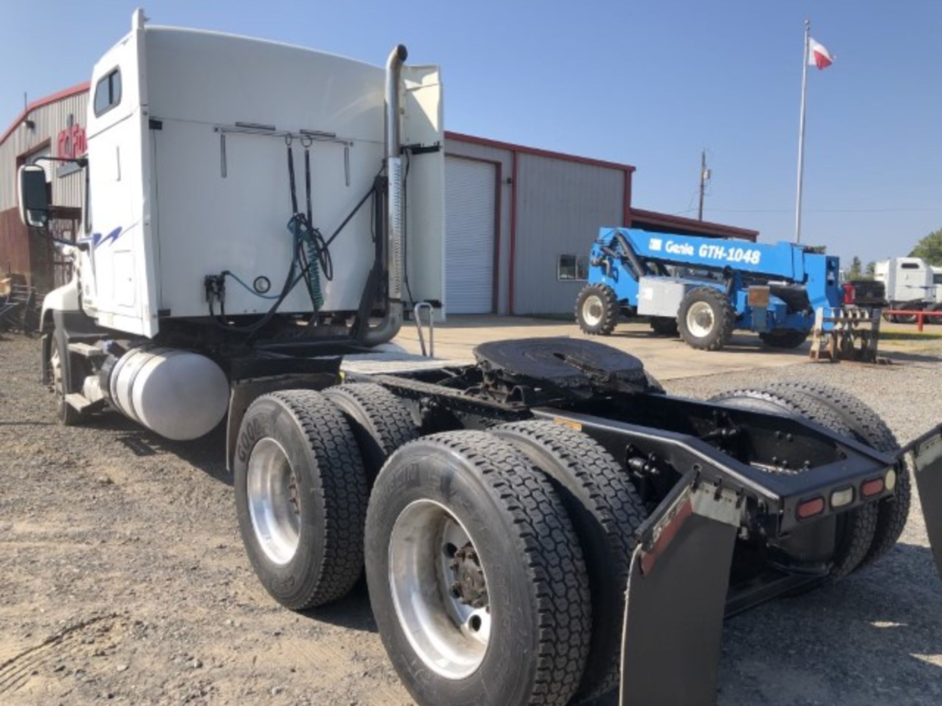 2014 Mack CXU613 VIN: 1M1AW09Y0EM041465 Odometer States: 502432 Color: Whit - Image 4 of 6