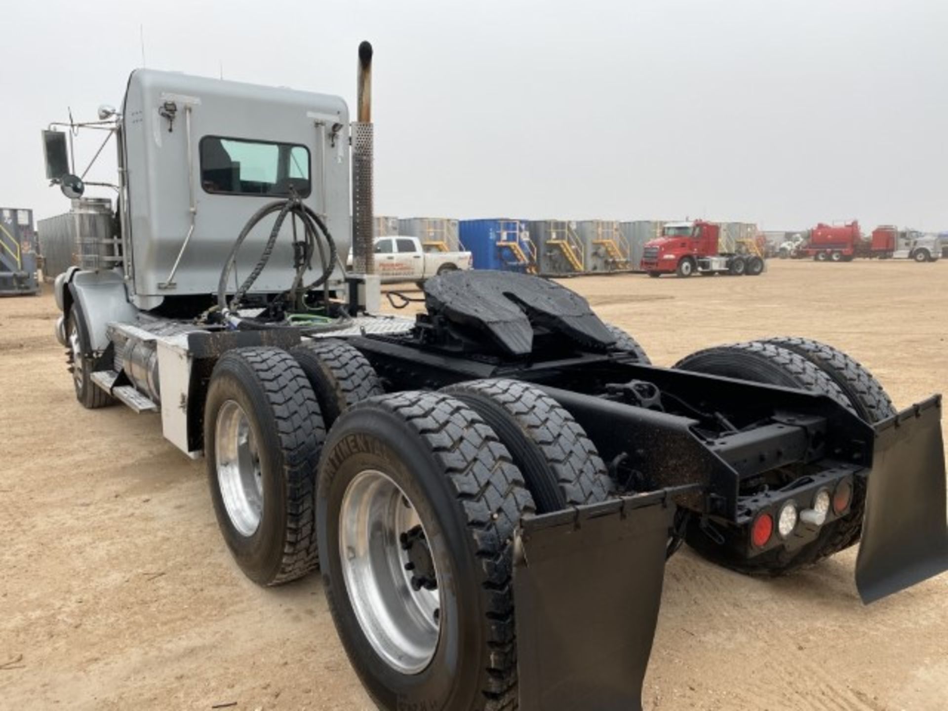 2015 Kenworth T800 VIN: 1XKDD40X6FJ467120 Odometer States: 373081 Color: Gr - Image 4 of 8