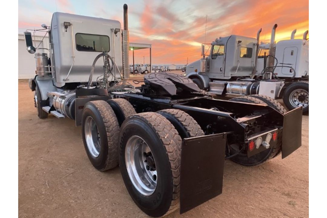 2016 Kenworth T800 VIN: 3WKDD40X9GF467134 Odometer States: 394591 Color: Gr - Image 4 of 8