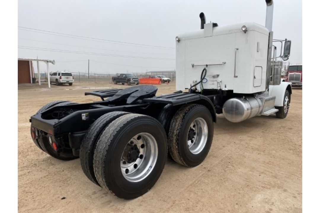 2015 Peterbilt 389 Flattop VIN: 1XPXD49X2FD268607 Odometer States: 181536 C - Image 3 of 9