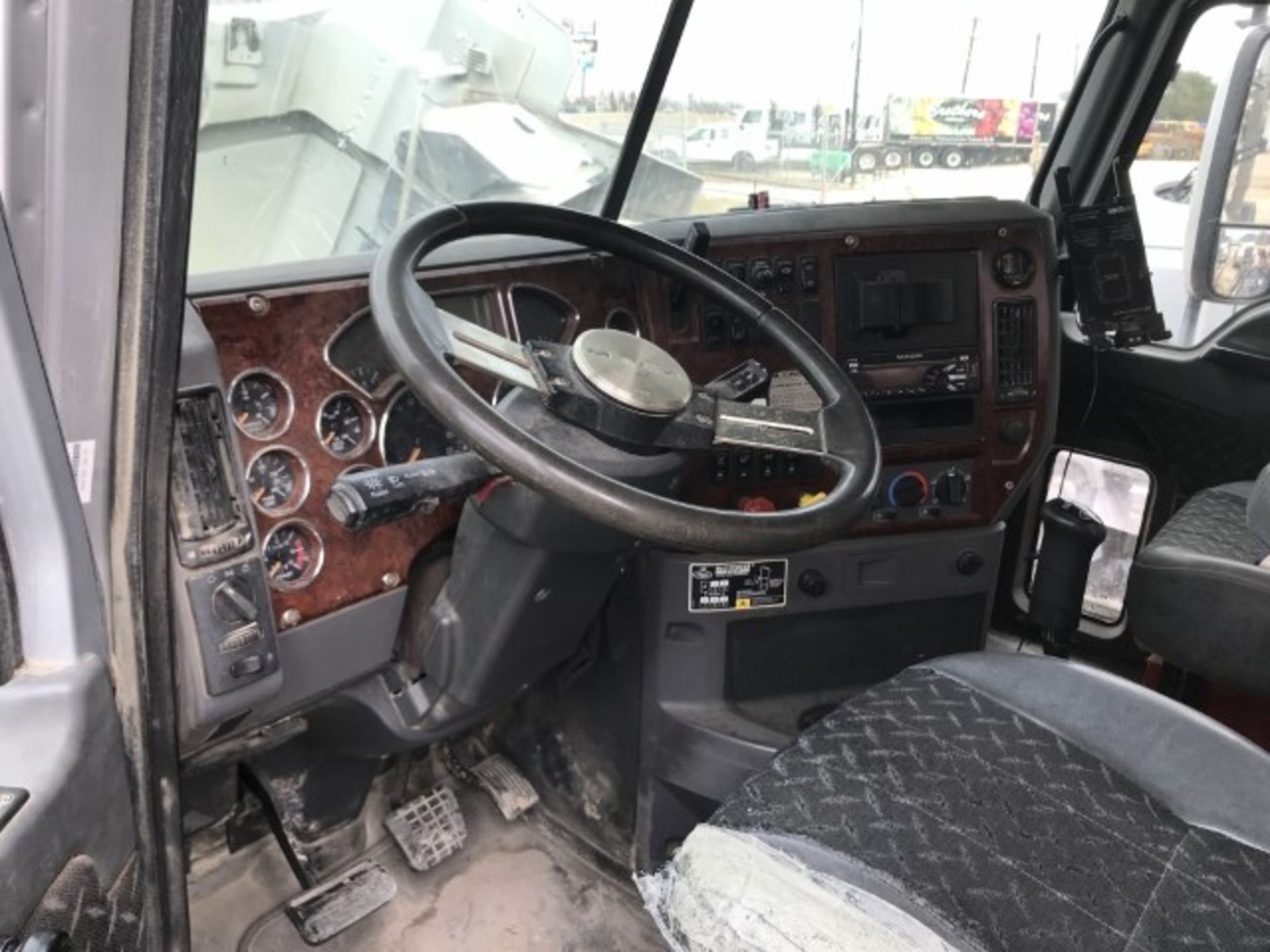 2018 Mack CHU613 VIN: 1M1AN07Y8JM028401 Odometer States: 127,183 Color: Gra - Image 7 of 8