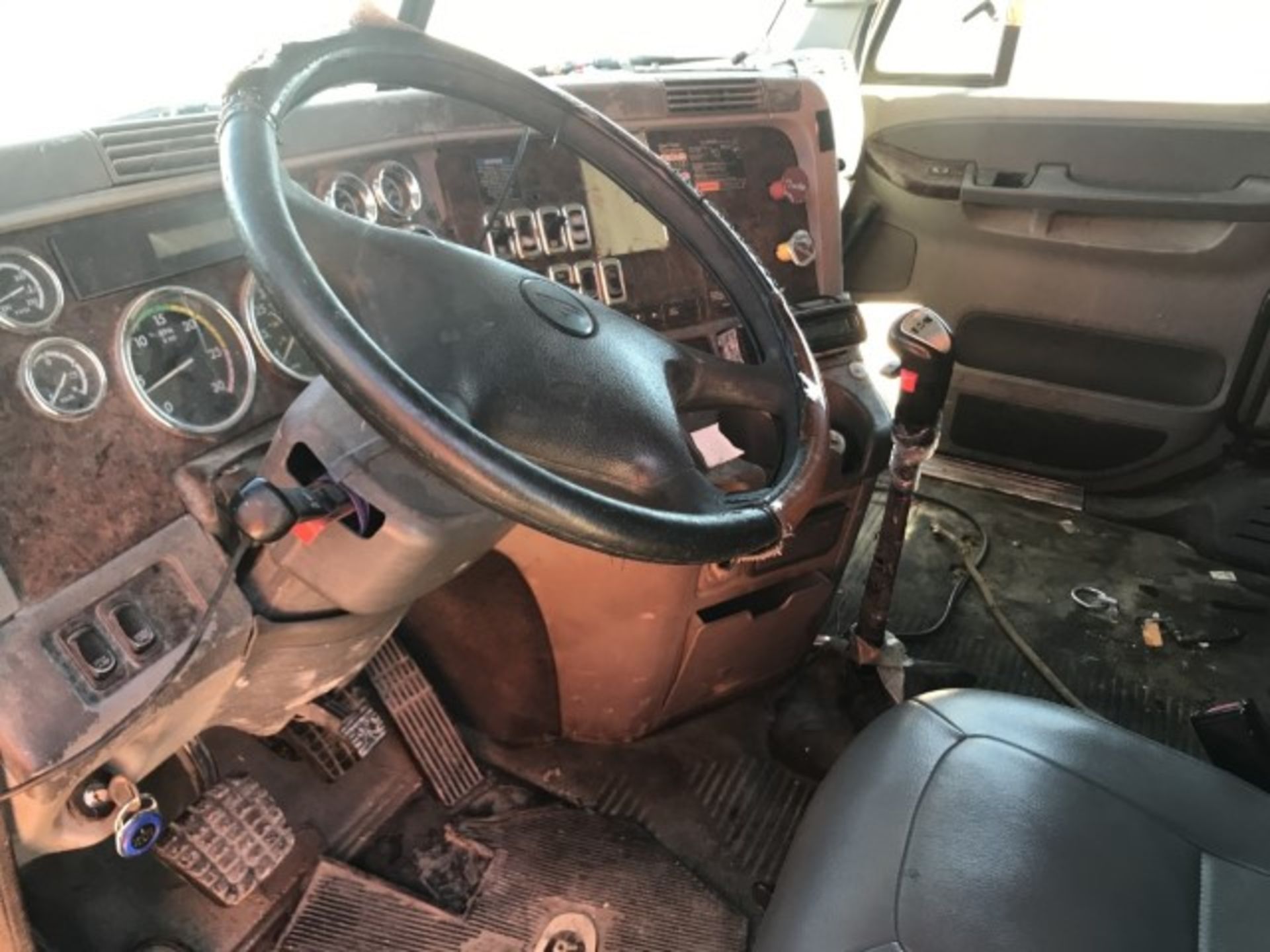 2007 Freightliner Century Class VIN: 1FUJBBCK57PW62996 Odometer States: 1,1 - Image 6 of 7