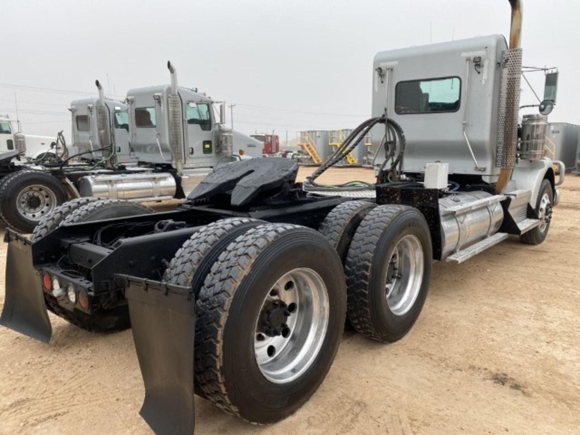 2015 Kenworth T800 VIN: 1XKDD40X6FJ467120 Odometer States: 373081 Color: Gr - Image 3 of 8