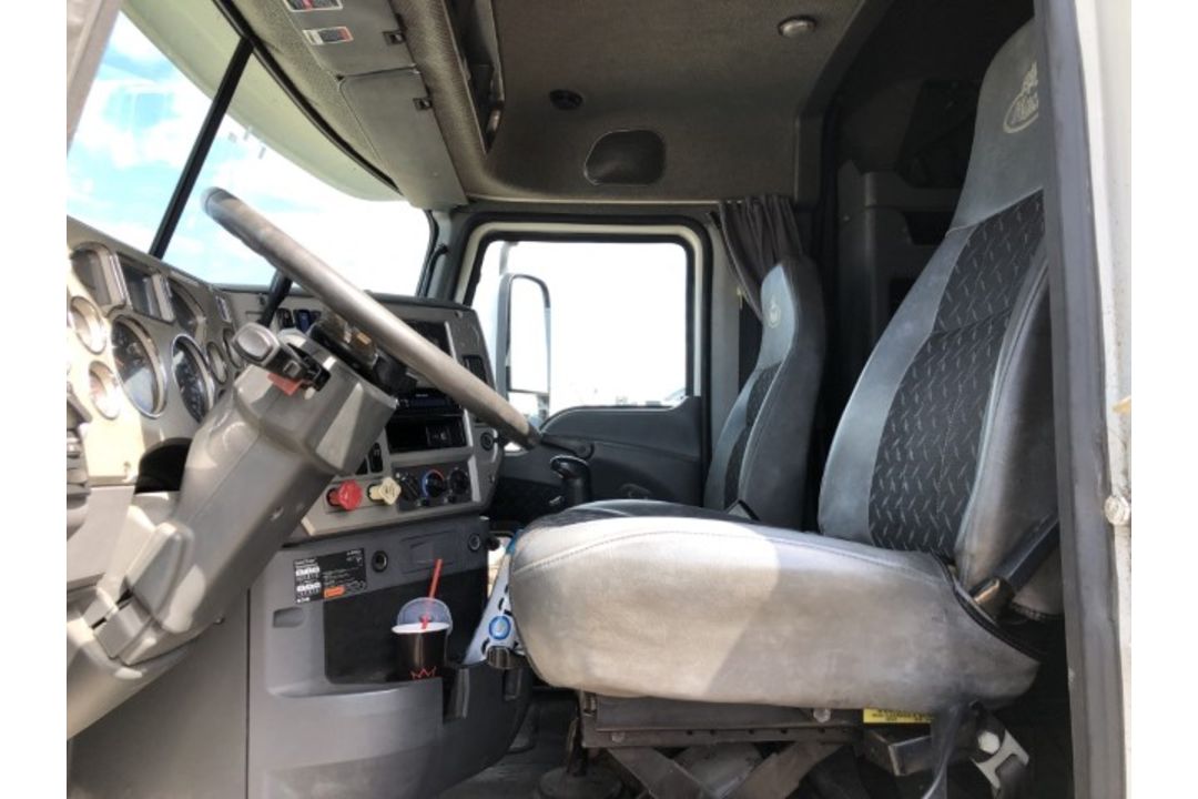 2013 Mack CXU613 VIN: 1M1AW09Y9DM031676 Odometer States: 636148 Color: Whit - Image 5 of 6