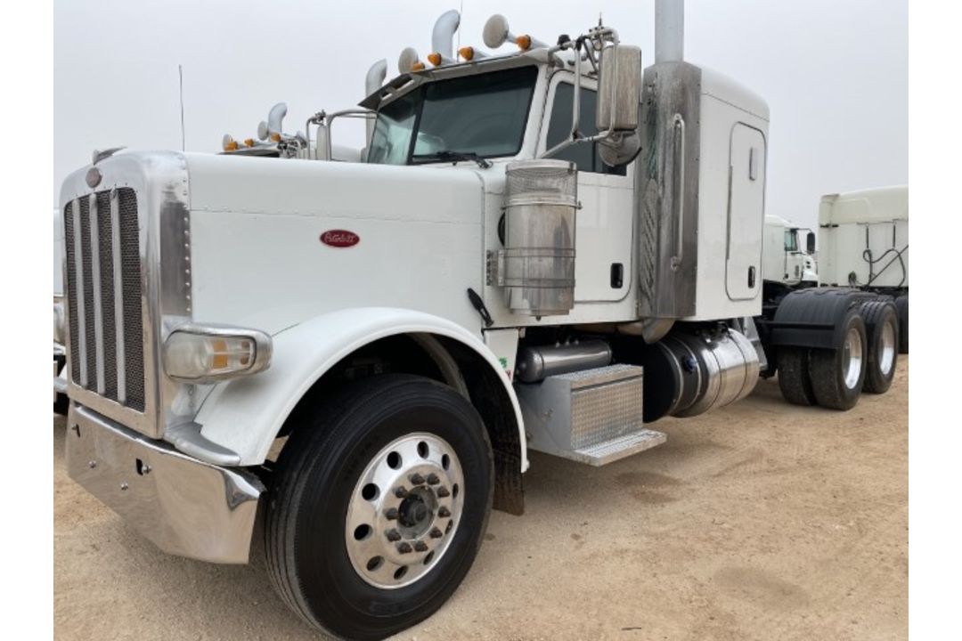 2015 Peterbilt 389 Flattop VIN: 1XPXD49X2FD268607 Odometer States: 181536 C - Image 1 of 9