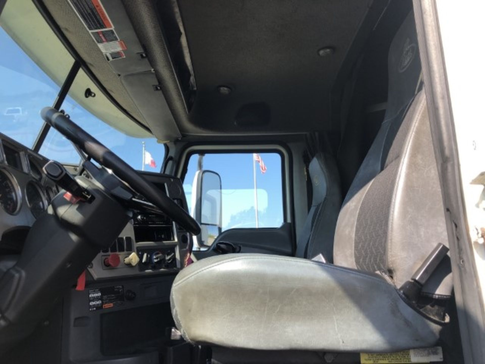 2014 Mack CXU613 VIN: 1M1AW09Y0EM041465 Odometer States: 502432 Color: Whit - Image 5 of 6