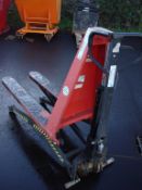 High-lift pallet truck