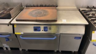 Griddle with side cupboard