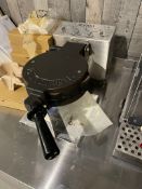 Double waffle machine