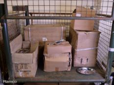 108x 10in oval lids, 72x 12oz Metal Scoops, 17x Condiment Racks 53 x 25 x 32cm