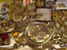 9CT GOLD, PLATED & GILT METAL JEWELLERY, a good quantity including a signet ring initialled 'D J J',