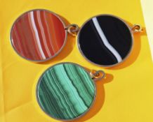 TRIO OF 9CT GOLD SET BANDED SPECIMEN CIRCULAR PENDANTS comprising malachite, orange and black agate,