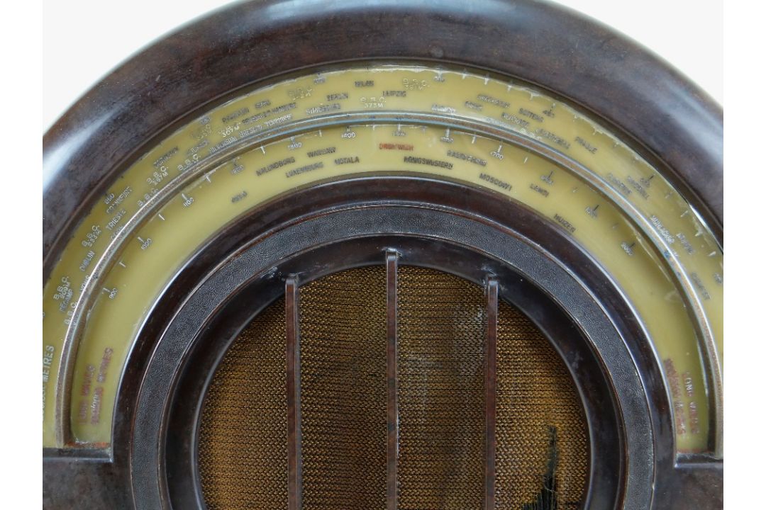 VINTAGE EKCO AD65 CIRCULAR BAKELITE RADIO, c. 1930s, designed by Wells Coates for E. K. Cole Ltd., - Image 2 of 11 VINTAGE EKCO AD65 CIRCULAR BAKELITE RADIO, c. 1930s, designed by Wells Coates for E. K. Cole Ltd., - Image 2 of 11