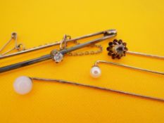 ASSORTED JEWELLERY comprising 15ct gold diamond bar brooch, 14ct gold diamond stick pin, together