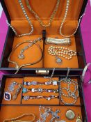 VICTORIAN & LATER JEWELLERY & DRESS RINGS IN A VINTAGE JEWELLERY CASE - a good selection to include