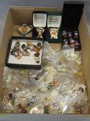 ROBERTSON GOLLY COLLECTOR'S BADGES - approximately 90, mainly reproduction but including some