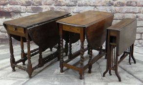 18TH CENTURY OAK GATELEG TABLE, oval drop leaf sides above baluster turned uprights and later