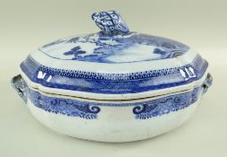 CHINESE BLUE & WHITE PORCELAIN VEGETABLE TUREEN & COVER, late Qianlong/Jiaqing, of shaped oval form,