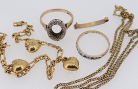 SMALL QUANTITY OF YELLOW METAL JEWELLERY comprising two 9ct gold rings, bracelet with heart