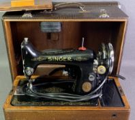 VINTAGE SINGER SEWING MACHINE in carry case