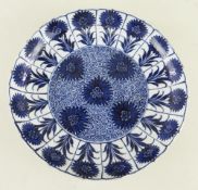 CHINESE BLUE & WHITE 'ASTER' PATTERN SAUCER DISH, Kangxi, painted with typical design of flowerheads