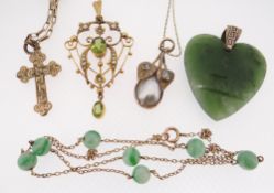 ASSORTED JEWELLERY comprising 9ct gold Edwardian peridot and seed pearl pendant, 9ct gold fine